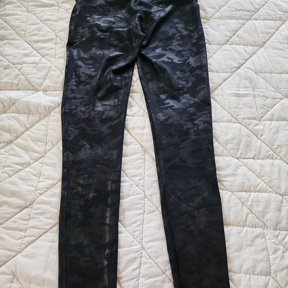 SPANX Gray/Black Camo Skinny Leggings
